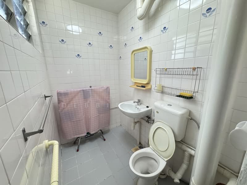 603 Hougang Avenue 4, 603 Hougang Avenue 4, 3 Bedrooms, 904 sqft, HDB Flat For Sale, by Debbie Hoon, 500106457 - Bathroom - PropertyGuru.com.sg