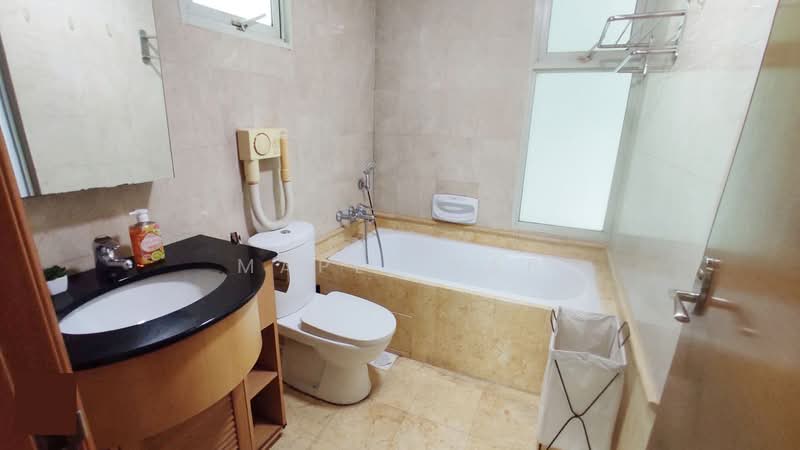 Queens, 10 Stirling Road, Room Rental, 120 sqft, Condominium For Rent, by Maple Yap, 500106470 - MBR5 Bathroom - PropertyGuru.com.sg