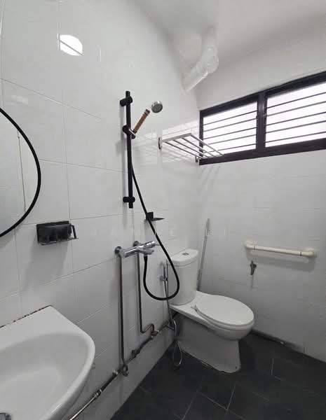 843 Tampines Street 83, 843 Tampines Street 83, 3 Bedrooms, 904 sqft, HDB Flat For Rent, by Jamie Li, 500106487 - Bathroom - PropertyGuru.com.sg