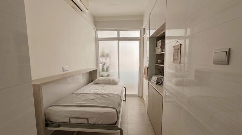 PrestigeHomes - 3.5 Storey Renovated Inter with 5 Ensuite Br @ Mimosa, Mimosa / Saraca / Nim / Begonia / Seletar Hills, 5 Bedrooms, 3,337 sqft, Terraced House For Sale, by Kristle Ng, 500106492 - Level 1 Granny/Helper Ensuite - PropertyGuru.com.sg