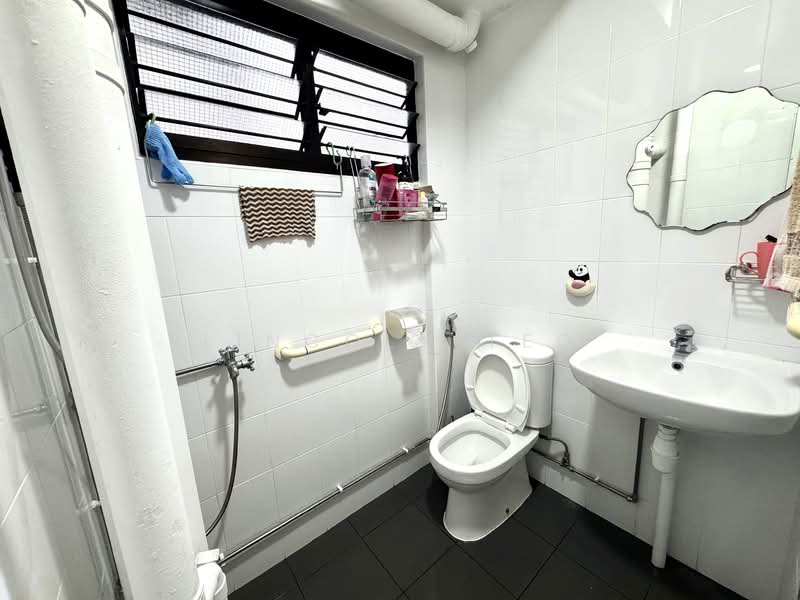 208 Bukit Batok Street 21, 208 Bukit Batok Street 21, 2 Bedrooms, 786 sqft, HDB Flat For Sale, by Lincoln Teo, 500106507 - Common Bathroom - PropertyGuru.com.sg