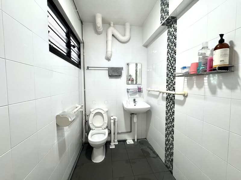 208 Bukit Batok Street 21, 208 Bukit Batok Street 21, 2 Bedrooms, 786 sqft, HDB Flat For Sale, by Lincoln Teo, 500106507 - Master Bathroom - PropertyGuru.com.sg