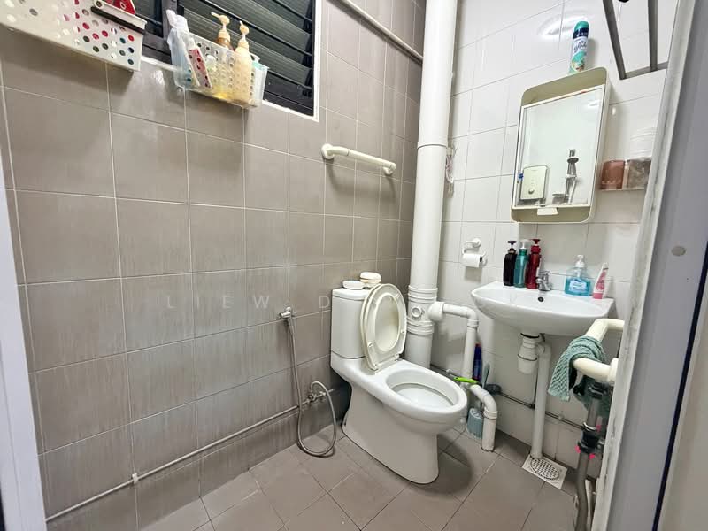 342 Bukit Batok Street 34, 342 Bukit Batok Street 34, 3 Bedrooms, 957 sqft, HDB Flat For Sale, by Liew Derrick, 500106517 - Bathroom - PropertyGuru.com.sg