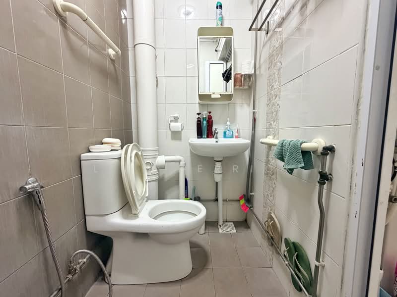 342 Bukit Batok Street 34, 342 Bukit Batok Street 34, 3 Bedrooms, 957 sqft, HDB Flat For Sale, by Liew Derrick, 500106517 - Bathroom - PropertyGuru.com.sg