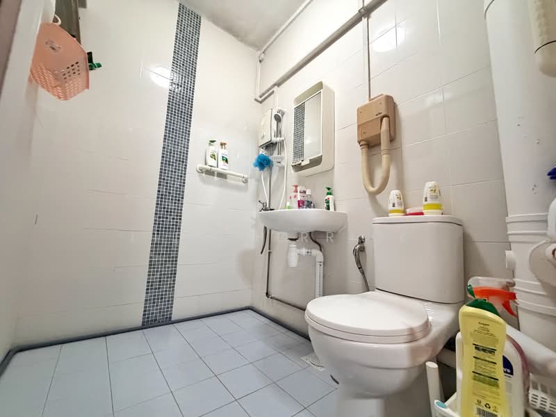 342 Bukit Batok Street 34, 342 Bukit Batok Street 34, 3 Bedrooms, 957 sqft, HDB Flat For Sale, by Liew Derrick, 500106517 - Bathroom - PropertyGuru.com.sg