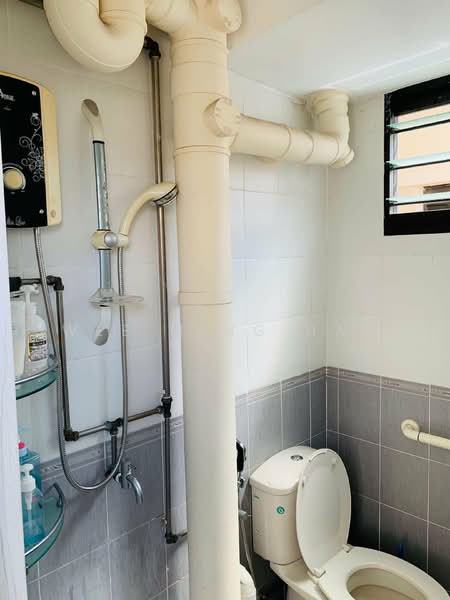 129 Bedok North Street 2, 129 Bedok North Street 2, 2 Bedrooms, 721 sqft, HDB Flat For Rent, by Wee Ming Hao, 500106568 - Bathroom - PropertyGuru.com.sg