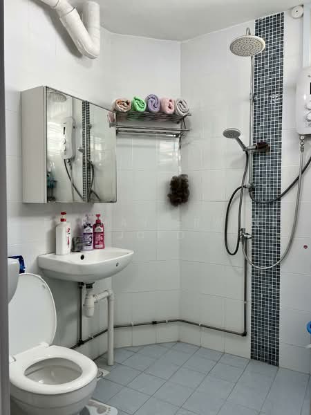 263 Jurong East Street 24, 263 Jurong East Street 24, 3 Bedrooms, 1,302 sqft, HDB Flat For Sale, by Farhan Erwin Joko, 500106581 - Bathroom - PropertyGuru.com.sg