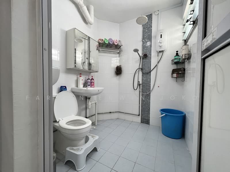 263 Jurong East Street 24, 263 Jurong East Street 24, 3 Bedrooms, 1,302 sqft, HDB Flat For Sale, by Farhan Erwin Joko, 500106581 - Bathroom - PropertyGuru.com.sg