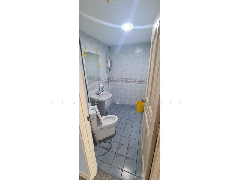 Wing Fong Court, 10 Lorong 14 Geylang, 3 Bedrooms, 947 sqft, Condominium For Sale, by Clarabel Chin, 500106646 - Bathroom - PropertyGuru.com.sg