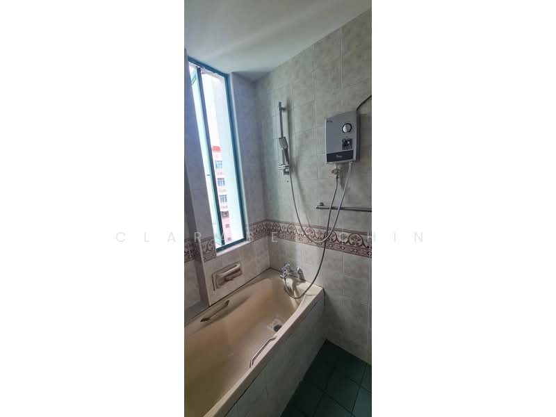 Wing Fong Court, 10 Lorong 14 Geylang, 3 Bedrooms, 947 sqft, Condominium For Sale, by Clarabel Chin, 500106646 - Bathroom - PropertyGuru.com.sg