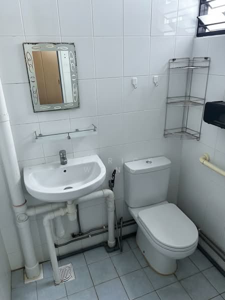470 Ang Mo Kio Avenue 10, 470 Ang Mo Kio Avenue 10, 3 Bedrooms, 990 sqft, HDB Flat For Sale, by Derrick Wong, 500106658 - Bathroom - PropertyGuru.com.sg