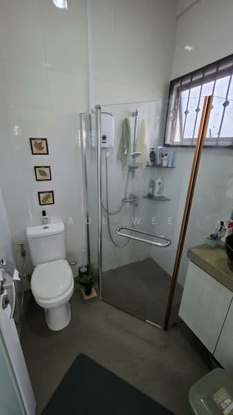 View to appreciate! Beautiful Freehold Walk Up - Upper East Coast, , 3 Bedrooms, 1,244 sqft, Walk-up Apartment For Sale, by Paul Wee, 500106660 - Bathroom - PropertyGuru.com.sg