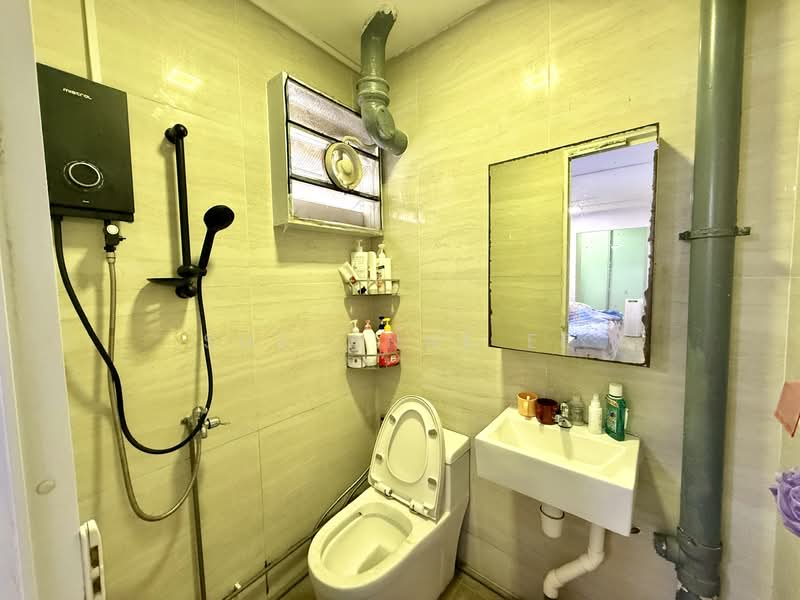 630 Ang Mo Kio Avenue 4, 630 Ang Mo Kio Avenue 4, 2 Bedrooms, 882 sqft, HDB Flat For Sale, by Sue-Anne Ee, 500106697 - Bathroom - PropertyGuru.com.sg