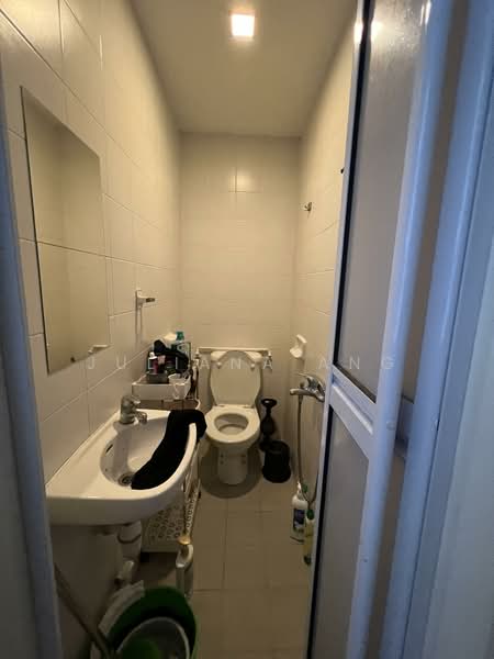 The Waterina, 51 Lorong 40 Geylang, 3 Bedrooms, 1,378 sqft, Condominium For Rent, by Juliana Ang, 500106730 - Bathroom - PropertyGuru.com.sg