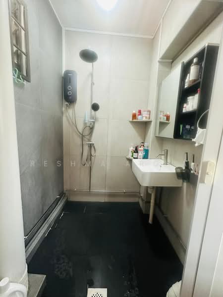264 Waterloo Street, 264 Waterloo Street, 2 Bedrooms, 646 sqft, HDB Flat For Sale, by Reshma Arora, 500106742 - Bathroom - PropertyGuru.com.sg