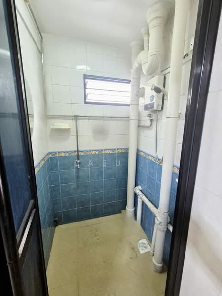 215 Boon Lay Place, 215 Boon Lay Place, 2 Bedrooms, 709 sqft, HDB Flat For Sale, by Babu ., 500106749 - Bathroom - PropertyGuru.com.sg