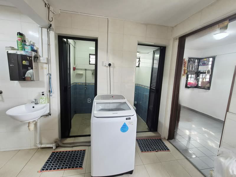 215 Boon Lay Place, 215 Boon Lay Place, 2 Bedrooms, 709 sqft, HDB Flat For Sale, by Babu ., 500106749 - Bathroom - PropertyGuru.com.sg