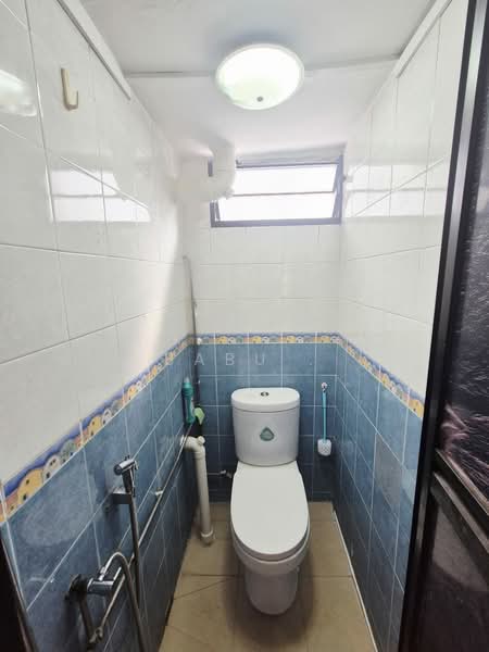 215 Boon Lay Place, 215 Boon Lay Place, 2 Bedrooms, 709 sqft, HDB Flat For Sale, by Babu ., 500106749 - Bathroom - PropertyGuru.com.sg