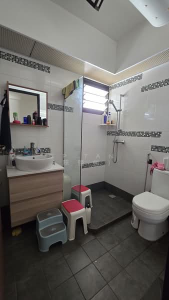 258C Punggol Field, 258C Punggol Field, 3 Bedrooms, 1,216 sqft, HDB Flat For Sale, by CP Tan (陈俊彬), 500106775 - Bathroom - PropertyGuru.com.sg