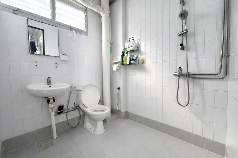 866 Yishun Street 81, 866 Yishun Street 81, 3 Bedrooms, 1,119 sqft, HDB Flat For Sale, by Emily Lim Zi Ling, 500106779 - Bathroom - PropertyGuru.com.sg