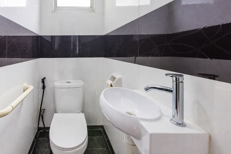 538 Upper Cross Street, 538 Upper Cross Street, 2 Bedrooms, 646 sqft, HDB Flat For Sale, by Kit Toh, 500106809 - Bathroom - PropertyGuru.com.sg