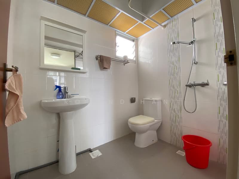 Cheng San Court, Ang Mo Kio Street 51, 2 Bedrooms, 732 sqft, HDB Flat For Sale, by Roland Han, 500106816 - Bathroom - PropertyGuru.com.sg