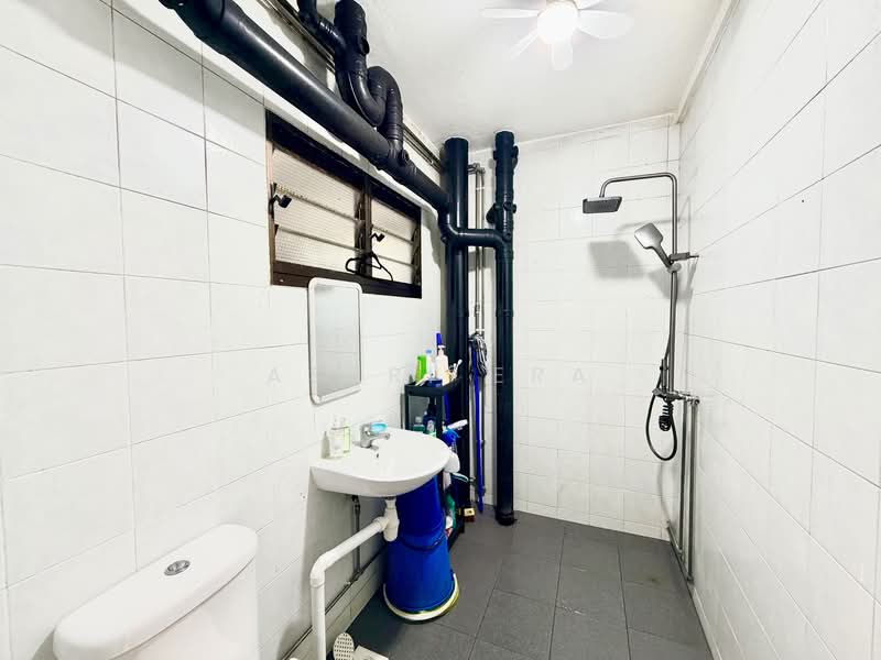 370 Tampines Street 34, 370 Tampines Street 34, 3 Bedrooms, 1,076 sqft, HDB Flat For Sale, by Aszri ERA, 500106831 - Bathroom - PropertyGuru.com.sg