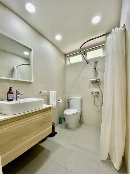 Refurbished Semi-D in exclusive Serangoon Gardens/Kovan neighbourhood!, , 4 Bedrooms, 3,000 sqft, Semi-Detached House For Rent, by Lance Lim, 500106856 - Ground Floor Bathroom - PropertyGuru.com.sg