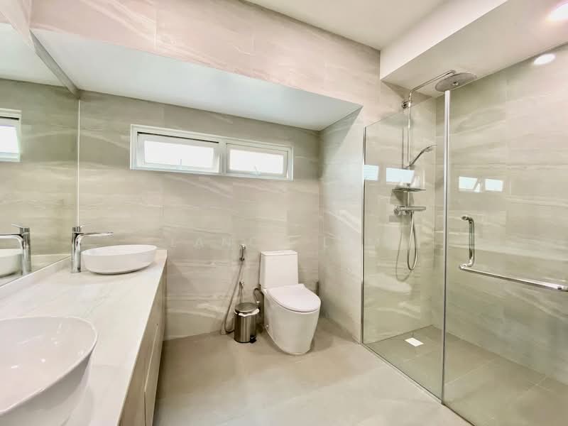 Refurbished Semi-D in exclusive Serangoon Gardens/Kovan neighbourhood!, , 4 Bedrooms, 3,000 sqft, Semi-Detached House For Rent, by Lance Lim, 500106856 - Master Bathroom - PropertyGuru.com.sg