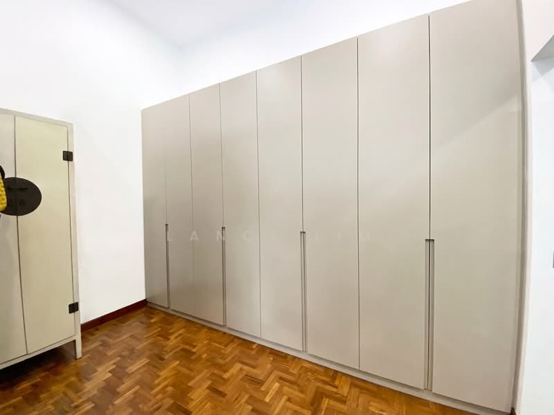 Refurbished Semi-D in exclusive Serangoon Gardens/Kovan neighbourhood!, , 4 Bedrooms, 3,000 sqft, Semi-Detached House For Rent, by Lance Lim, 500106856 - Master Bedroom Wardrobe - PropertyGuru.com.sg