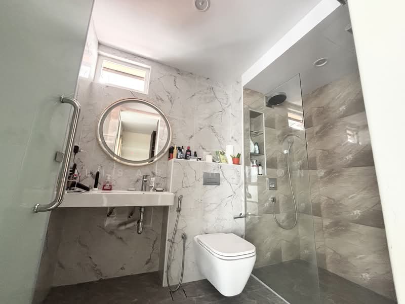 Serangoon Garden Estate, Bridport Avenue, 4 Bedrooms, 4,500 sqft, Corner Terrace For Rent, by Elisabeth Yiong, 500106903 - Bathroom - PropertyGuru.com.sg