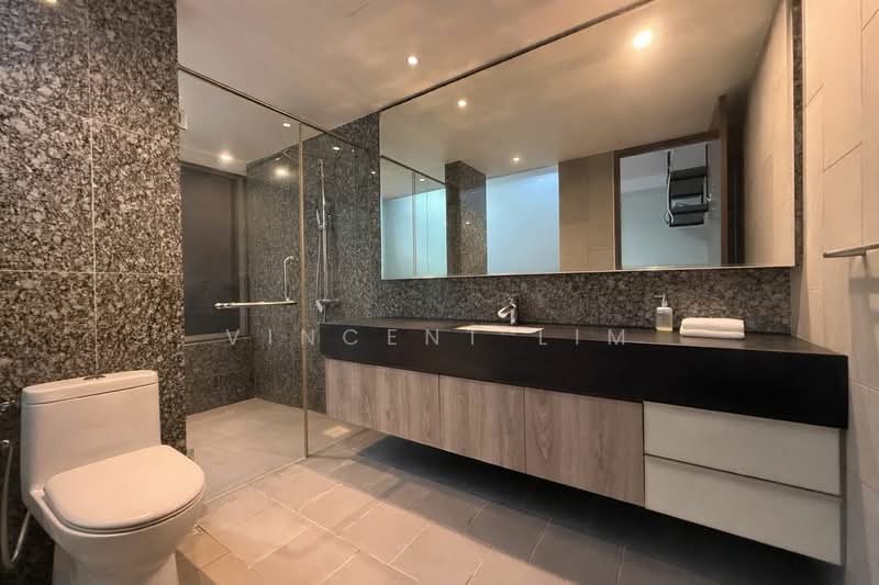 Springside Avenue, Springside Avenue, 5 Bedrooms, 4,155 sqft, Terraced House For Sale, by Vincent Lim, 500106976 - Master Bathroom - PropertyGuru.com.sg