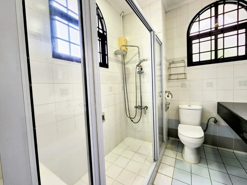 RENOVATED SEMI DETACHED FOR RENT, , 5 Bedrooms, 2,877 sqft, Semi-Detached House For Rent, by Jacques Liao, 500106986 - Bathroom - PropertyGuru.com.sg