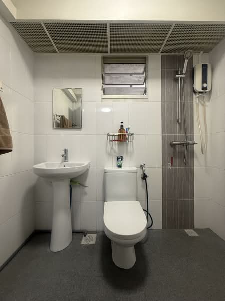 671B Yishun Avenue 4, 671B Yishun Avenue 4, 2 Bedrooms, 732 sqft, HDB Flat For Sale, by Syed Nasir, 500106997 - Bathroom - PropertyGuru.com.sg