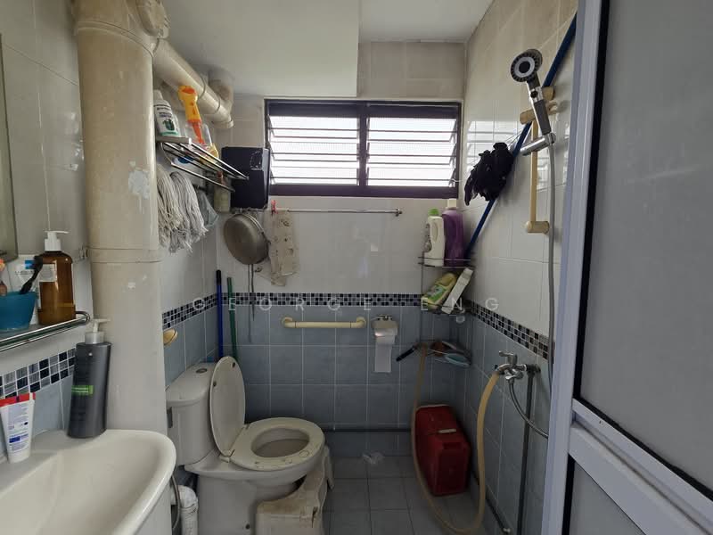 54 Cassia Crescent, 54 Cassia Crescent, 3 Bedrooms, 1,001 sqft, HDB Flat For Sale, by George Eng, 500107001 - Bathroom - PropertyGuru.com.sg