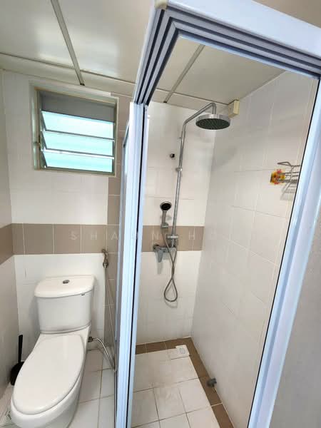 301C Punggol Central, 301C Punggol Central, 3 Bedrooms, 1,001 sqft, HDB Flat For Rent, by Shaun How, 500107003 - Bathroom - PropertyGuru.com.sg