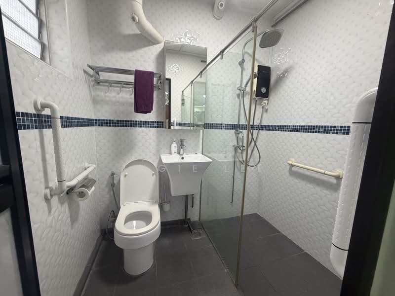 832 Woodlands Street 83, 832 Woodlands Street 83, 2 Bedrooms, 700 sqft, HDB Flat For Rent, by Angie Lee, 500107009 - Bathroom - PropertyGuru.com.sg