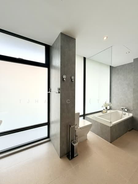 The Lumos, 9 Leonie Hill, 4 Bedrooms, 2,432 sqft, Apartment For Sale, by TJHAI C. (TJ), 500107014 - Bathroom - PropertyGuru.com.sg