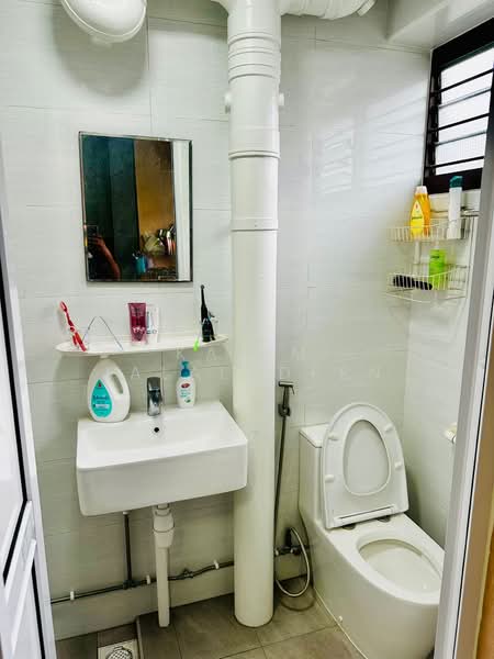 421 Fajar Road, 421 Fajar Road, 3 Bedrooms, 1,313 sqft, HDB Flat For Sale, by Kasim Jalaludeen, 500107090 - Bathroom - PropertyGuru.com.sg