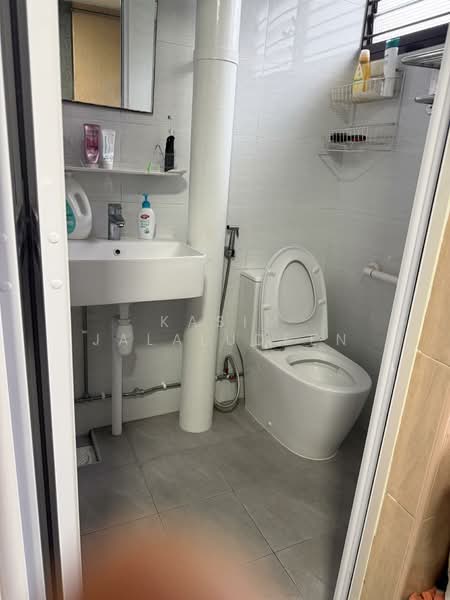 421 Fajar Road, 421 Fajar Road, 3 Bedrooms, 1,313 sqft, HDB Flat For Sale, by Kasim Jalaludeen, 500107090 - Bathroom - PropertyGuru.com.sg