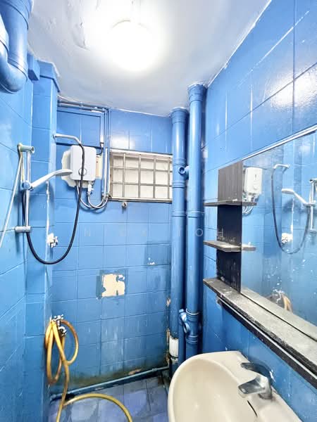8 Lorong 7 Toa Payoh, 8 Lorong 7 Toa Payoh, 2 Bedrooms, 760 sqft, HDB Flat For Rent, by Nick Toh, 500107118 - Bathroom - PropertyGuru.com.sg