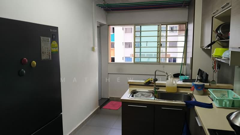 417 Jurong West Street 42, 417 Jurong West Street 42, 3 Bedrooms, 958 sqft, HDB Flat For Sale, by Matthew Lin, 500107122 - Kitchen - PropertyGuru.com.sg