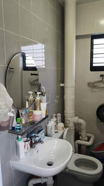 417 Jurong West Street 42, 417 Jurong West Street 42, 3 Bedrooms, 958 sqft, HDB Flat For Sale, by Matthew Lin, 500107122 - Bathroom - PropertyGuru.com.sg