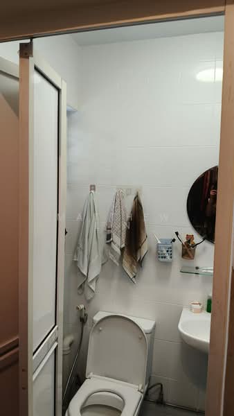 417 Jurong West Street 42, 417 Jurong West Street 42, 3 Bedrooms, 958 sqft, HDB Flat For Sale, by Matthew Lin, 500107122 - Bathroom - PropertyGuru.com.sg