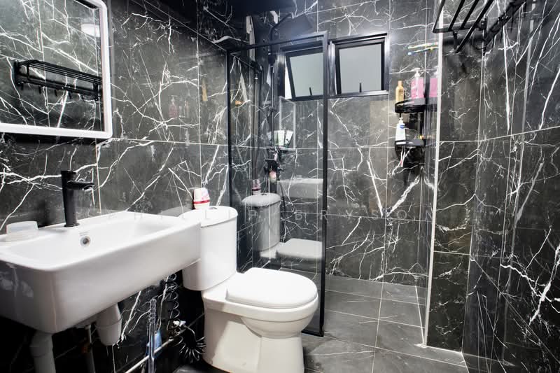 340A Sembawang Close, 340A Sembawang Close, 3 Bedrooms, 1,194 sqft, HDB Flat For Sale, by Phillip Bryson, 500107123 - Bathroom - PropertyGuru.com.sg