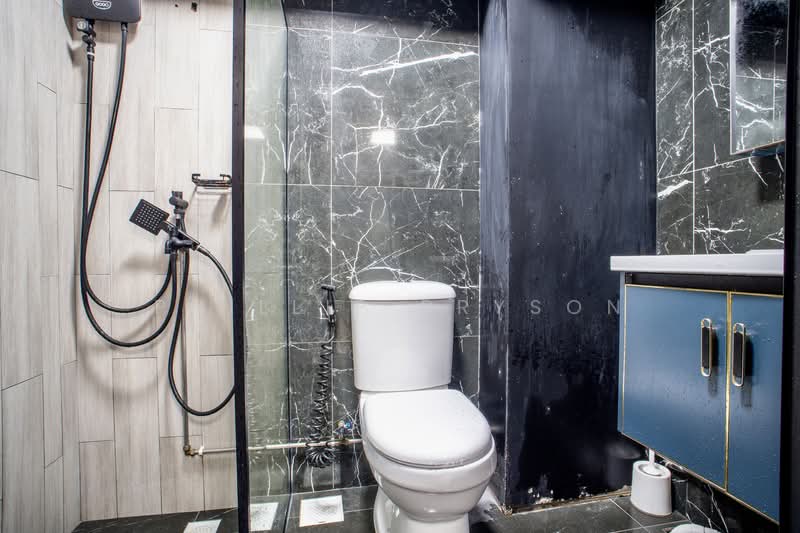 340A Sembawang Close, 340A Sembawang Close, 3 Bedrooms, 1,194 sqft, HDB Flat For Sale, by Phillip Bryson, 500107123 - Bathroom - PropertyGuru.com.sg