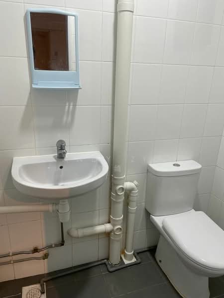 327 Hougang Avenue 5, 327 Hougang Avenue 5, 3 Bedrooms, 1,033 sqft, HDB Flat For Sale, by Candy ZiQi 紫绮, 500107129 - Bathroom - PropertyGuru.com.sg