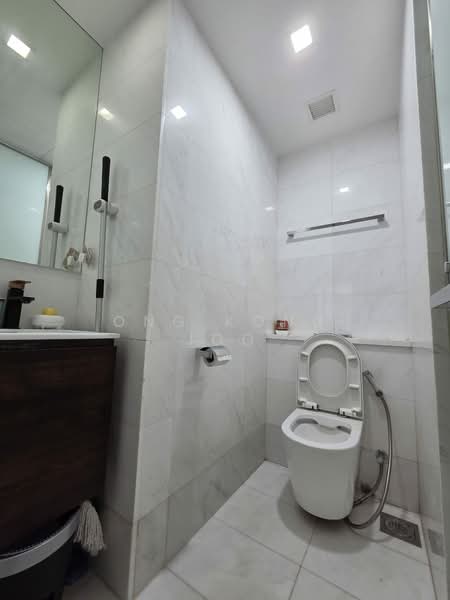 Adria, 12 Derbyshire Road, 2 Bedrooms, 689 sqft, Condominium For Sale, by Ong Kong Joo, 500107172 - Bathroom - PropertyGuru.com.sg
