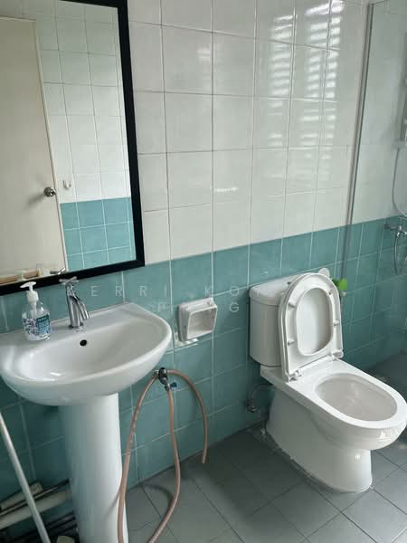 Toh Guan Centre, 21 Toh Guan Road East, 142 sqft, Factory / Workshop (B2) For Rent, by Kerri Koh Li Ping, 500107173 - Bathroom - CommercialGuru.com.sg