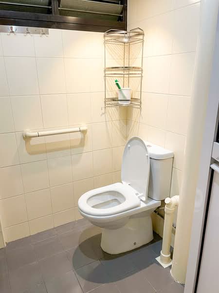 327 Hougang Avenue 5, 327 Hougang Avenue 5, 3 Bedrooms, 1,033 sqft, HDB Flat For Sale, by Marcella Yong 杨惠晴, 500107181 - Bathroom - PropertyGuru.com.sg